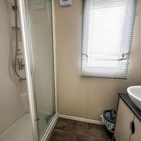 Beautiful 8 Berth Caravan At Valley Farm Holiday Park, Essex Ref 46362V Great Clacton Exterior foto