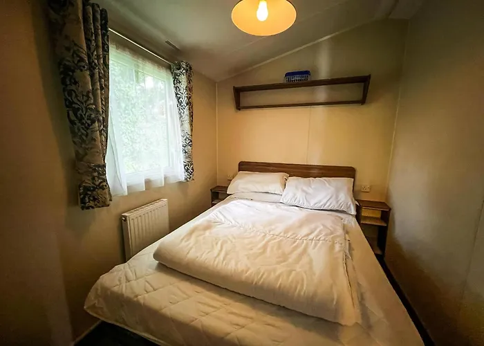 Beautiful 8 Berth Caravan At Valley Farm Holiday Park, Essex Ref 46362V