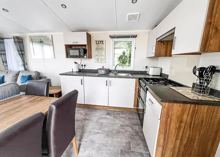 Beautiful 8 Berth Caravan At Valley Farm Holiday Park, Essex Ref 46362V