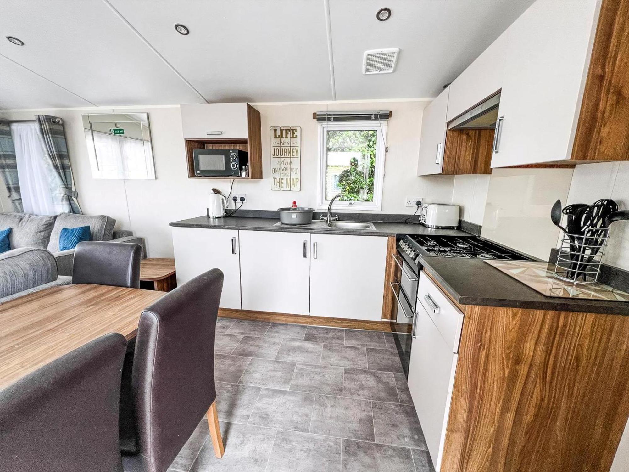 Beautiful 8 Berth Caravan At Valley Farm Park, Essex Ref 46362v Campsite *
