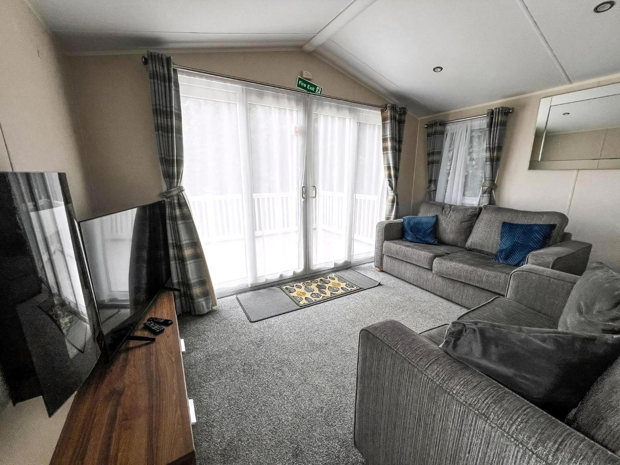 Beautiful 8 Berth Caravan At Valley Farm Park, Essex Ref 46362v Campsite *