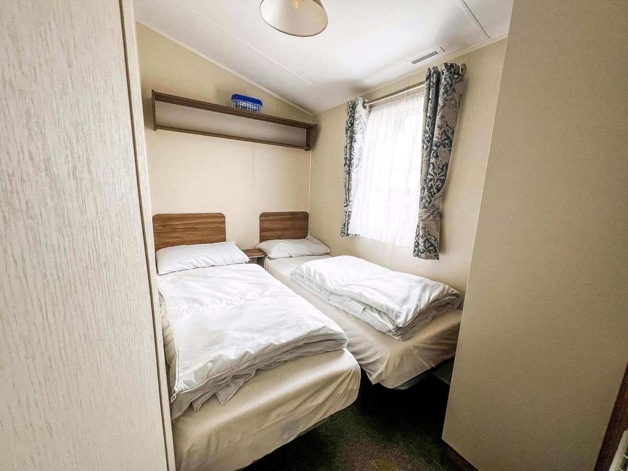 Beautiful 8 Berth Caravan At Valley Farm Park, Essex Ref 46362v Great Clacton