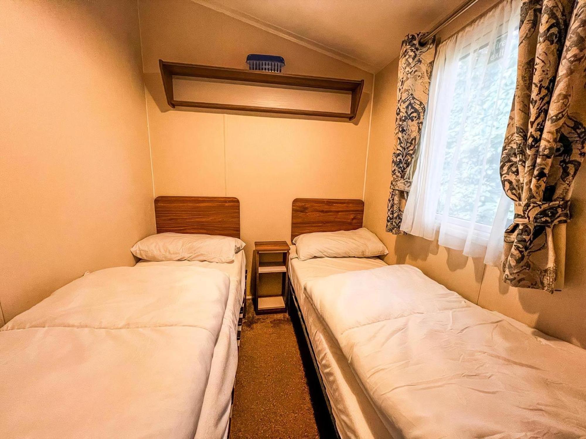 Beautiful 8 Berth Caravan At Valley Farm Park, Essex Ref 46362v Campsite