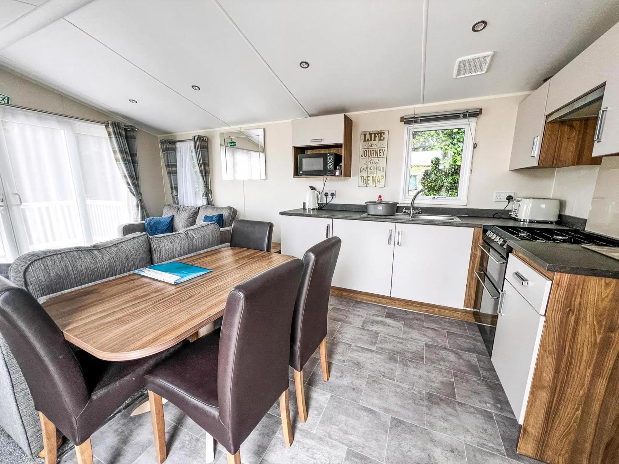 Campsite Beautiful 8 Berth Caravan At Valley Farm Park, Essex Ref 46362v